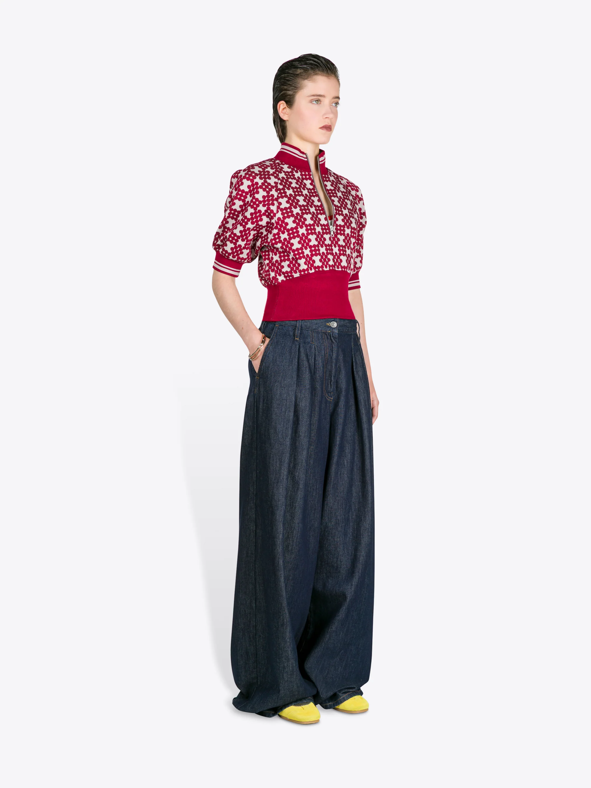 Wide pleated jeans
