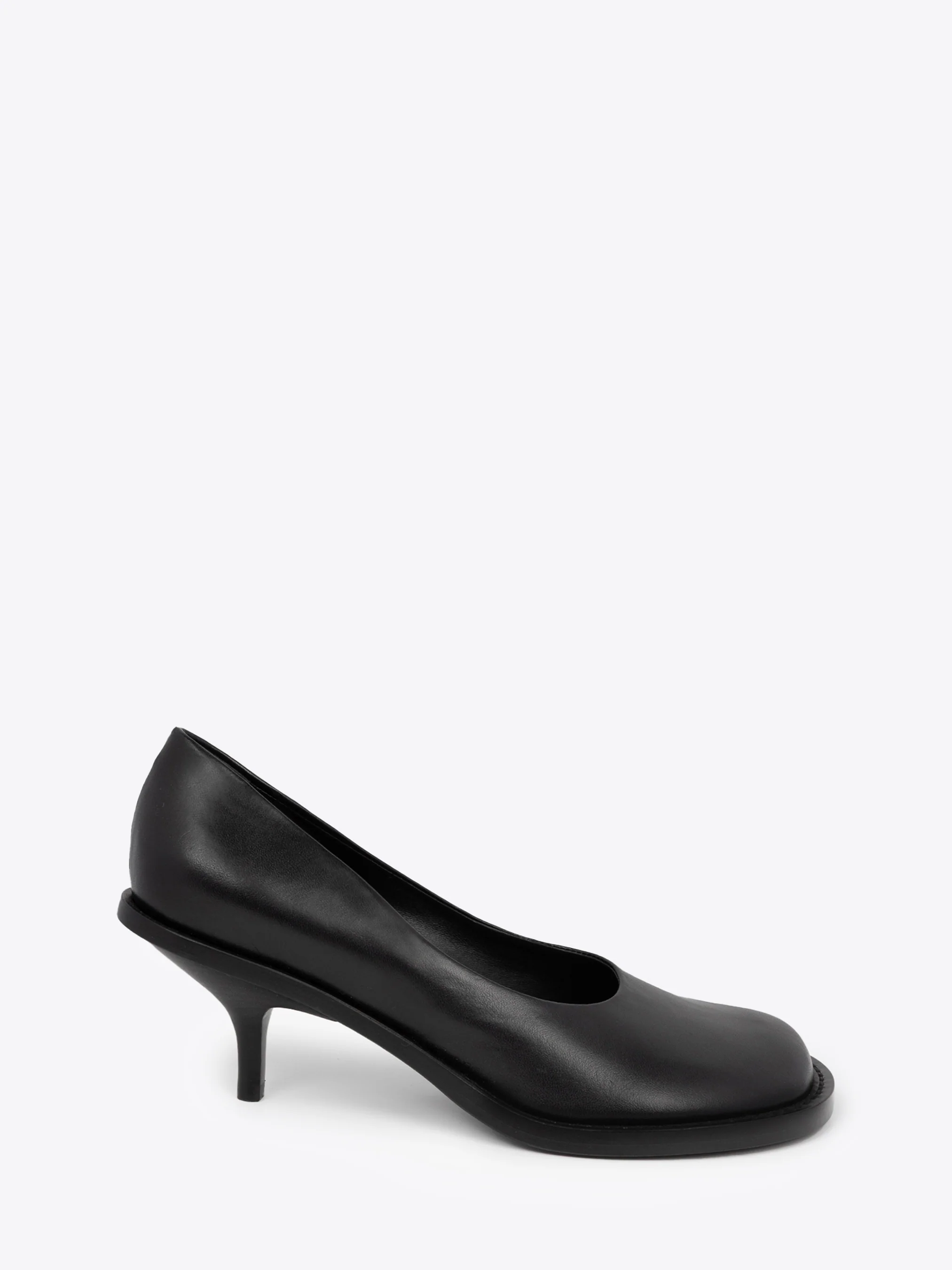 Leather pumps