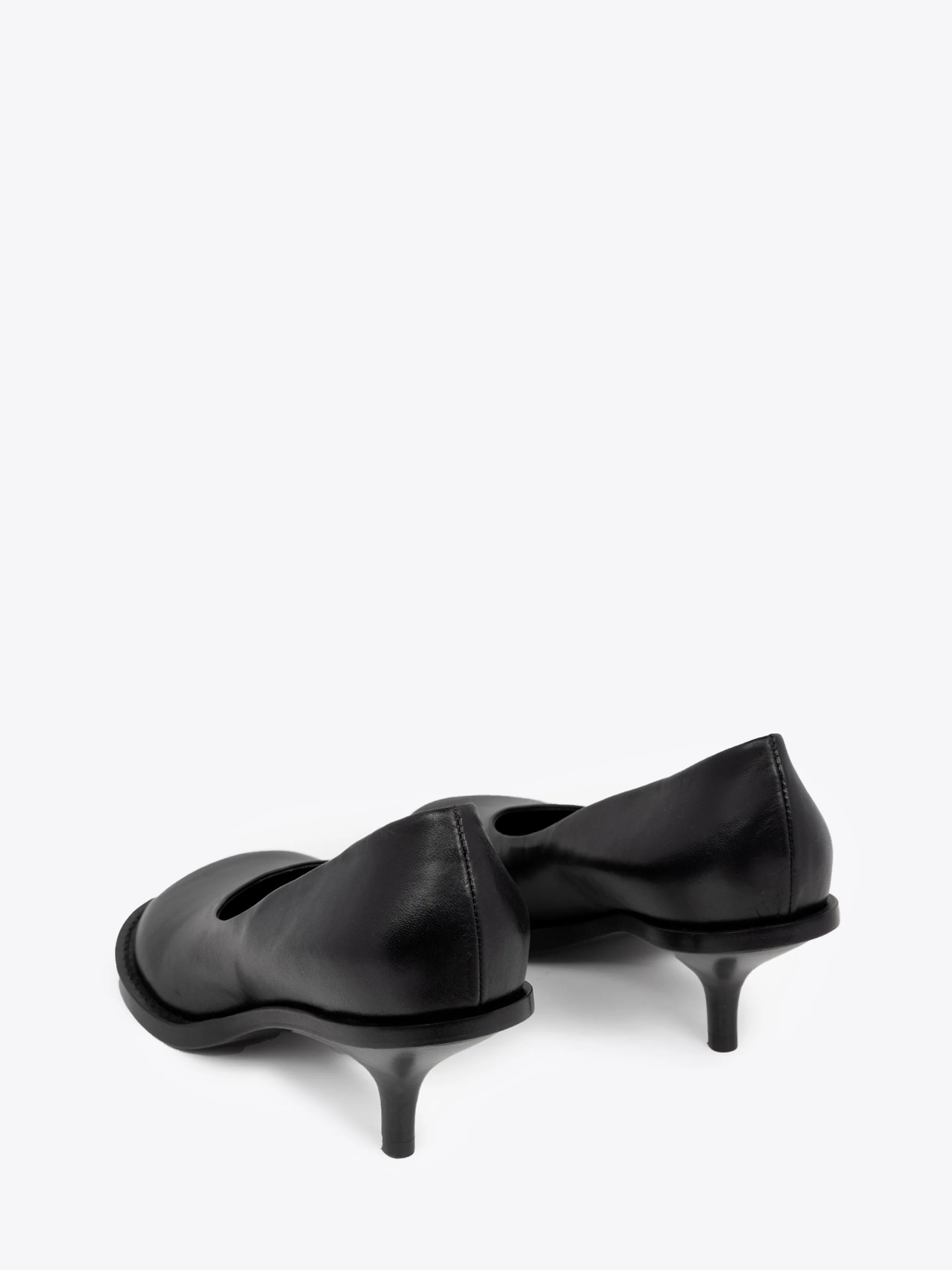 Leather pumps