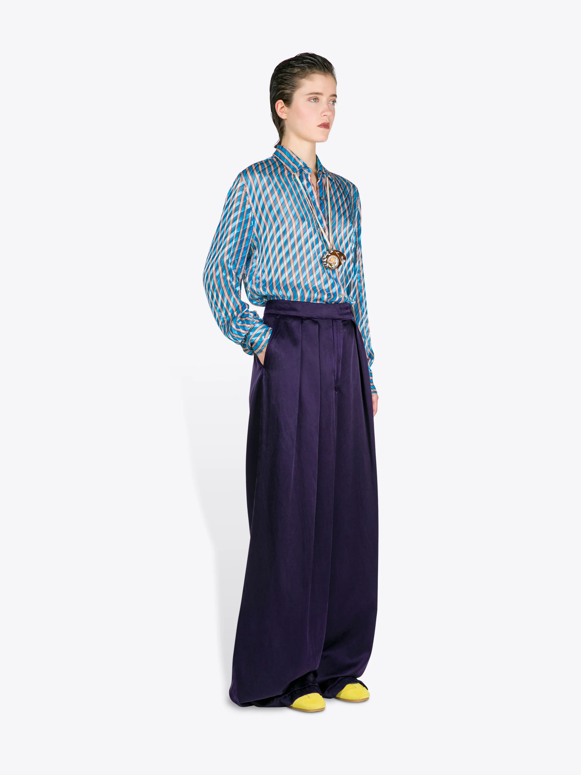 1615-wide-pleated-pants-3.webp Wide pleated pants