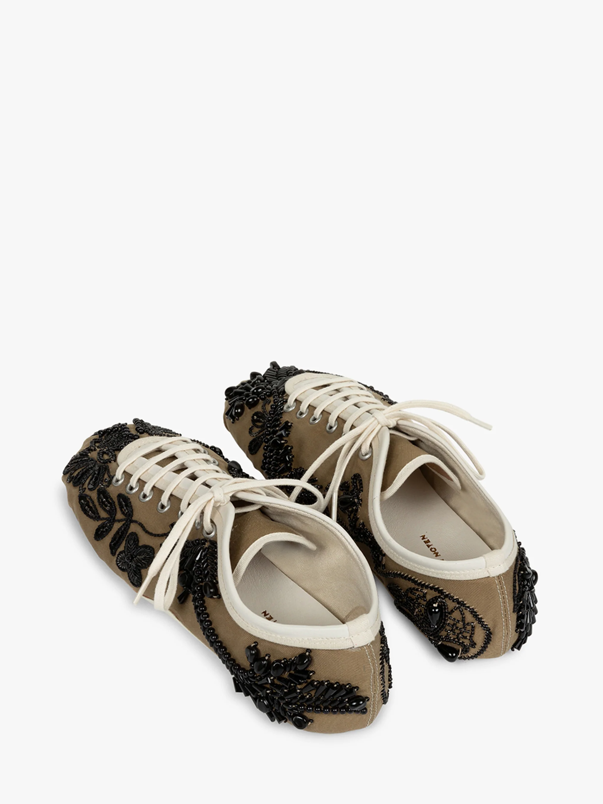 17-embroidered-ballerina-sneakers-4.webp Embroidered ballerina sneakers