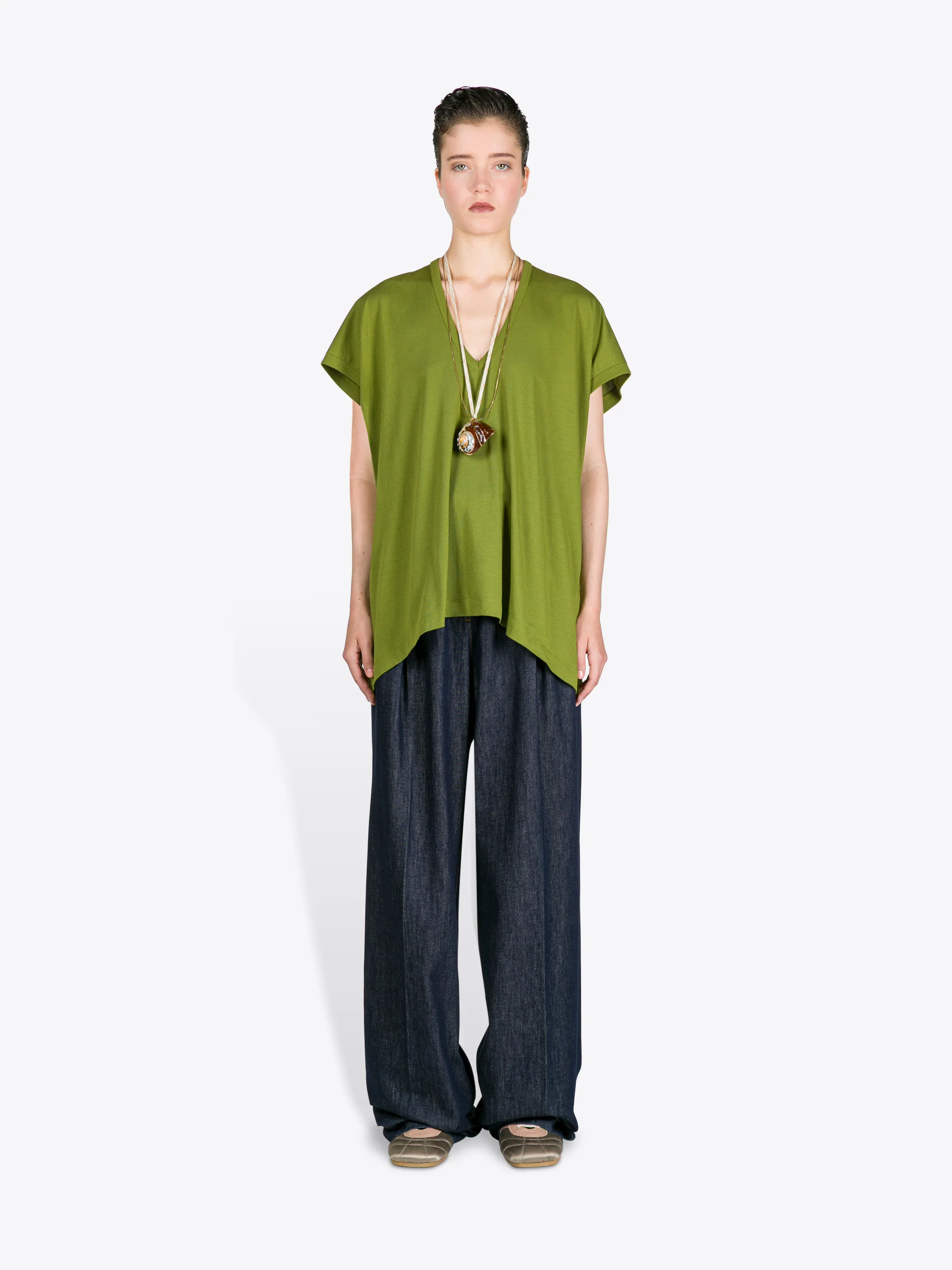 813-v-neck-tee-10.webp V-neck tee
