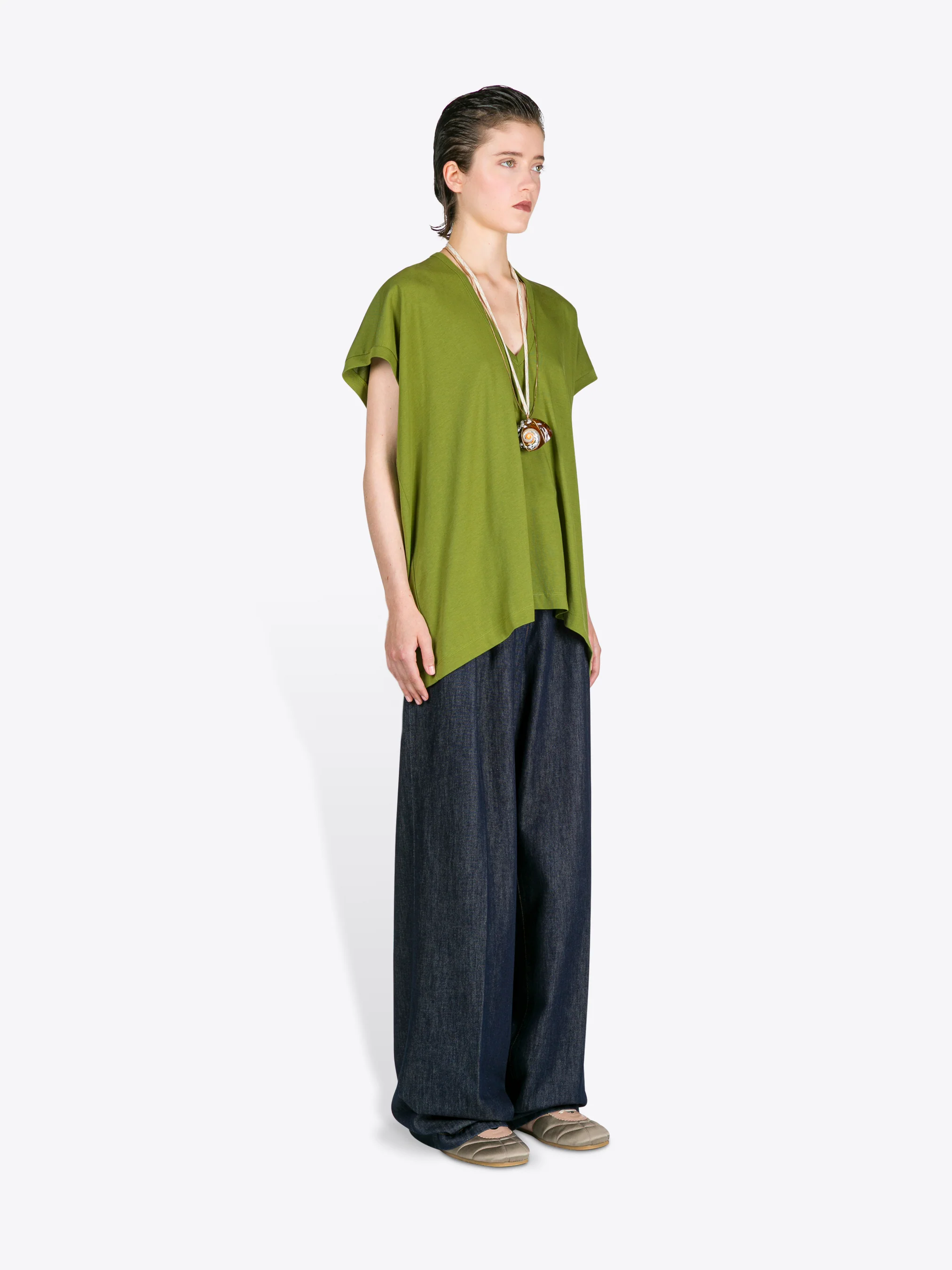 813-v-neck-tee-11.webp V-neck tee