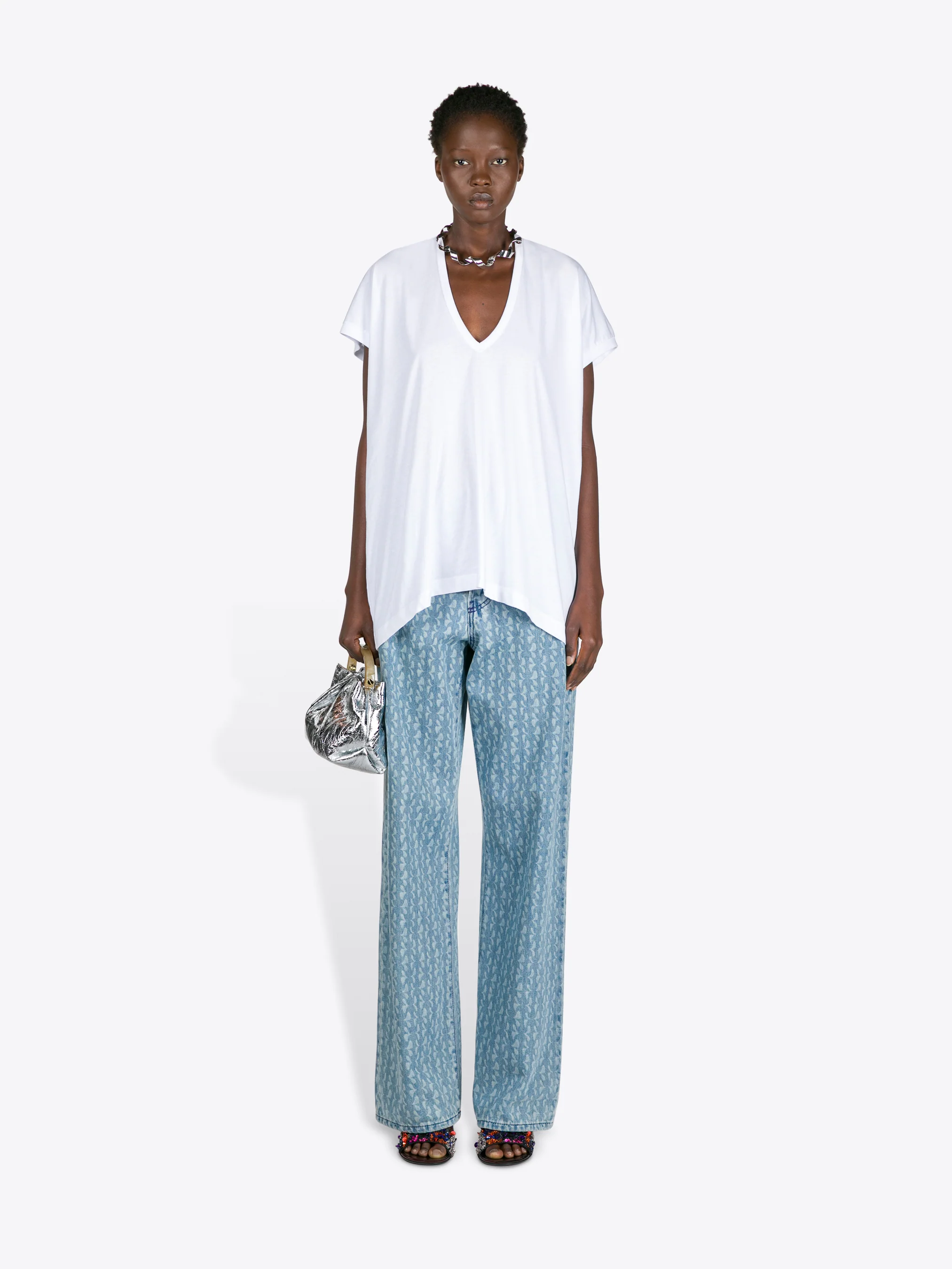 813-v-neck-tee-2.webp V-neck tee