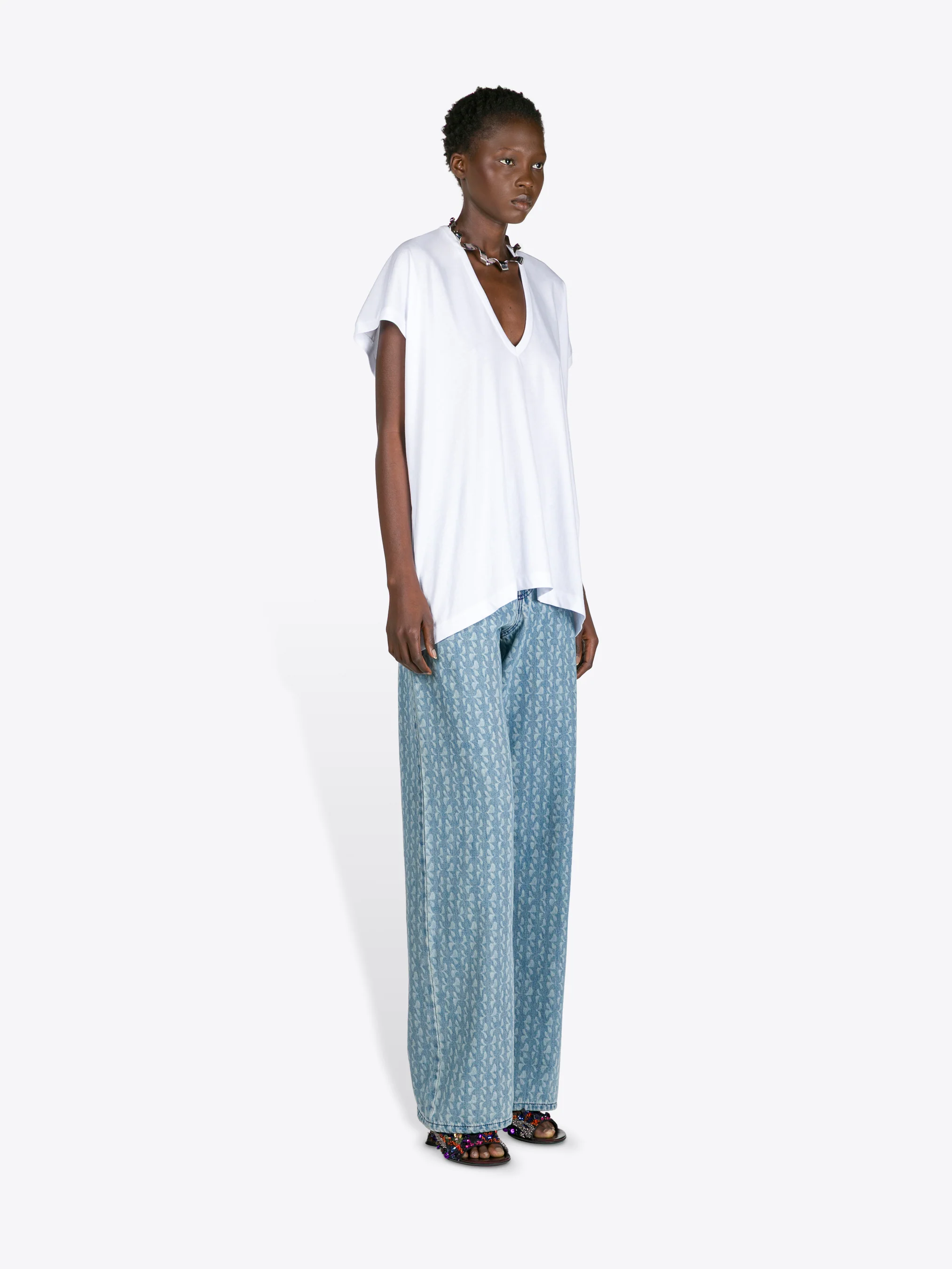 813-v-neck-tee-3.webp V-neck tee
