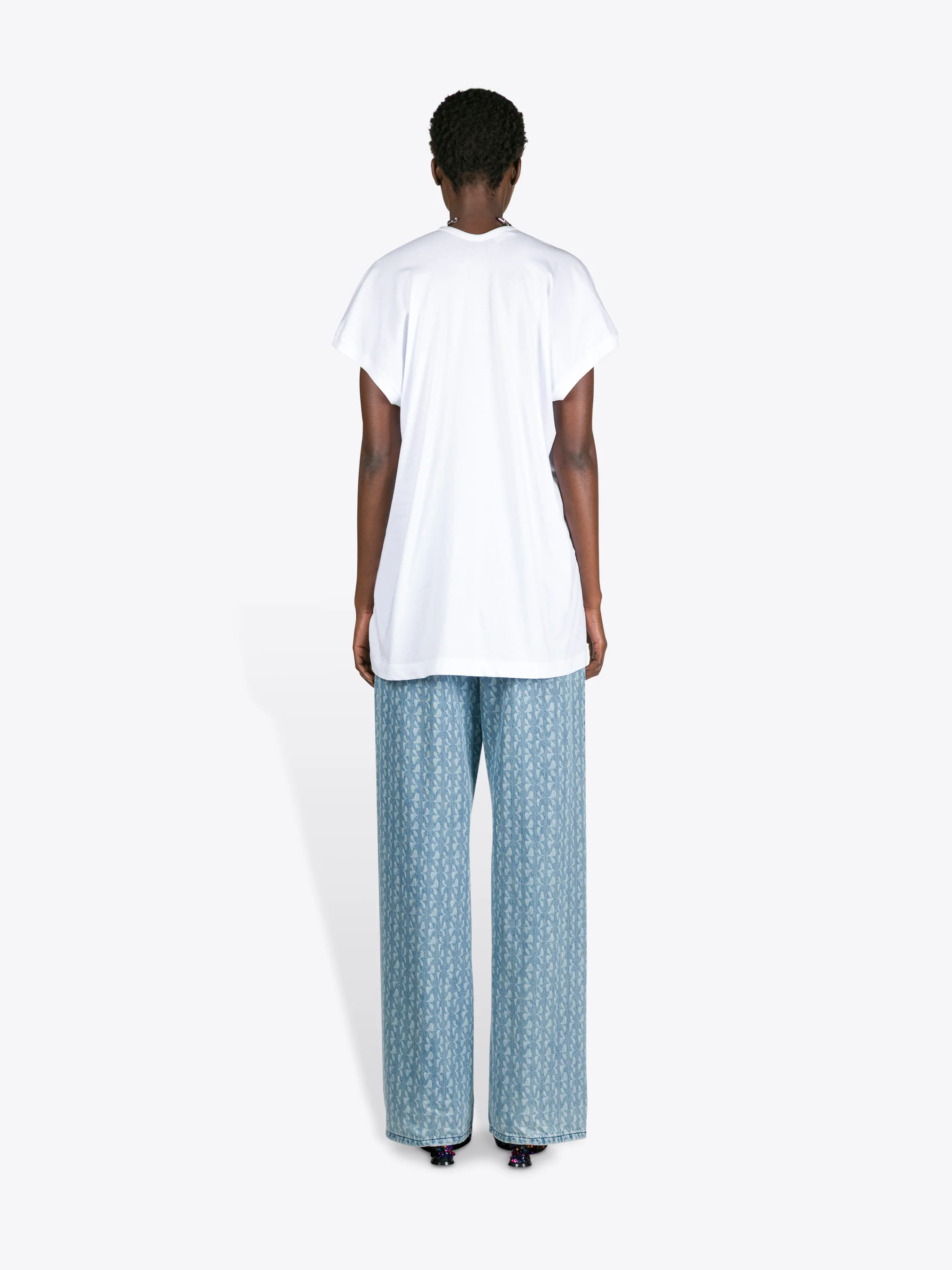 813-v-neck-tee-4.webp V-neck tee